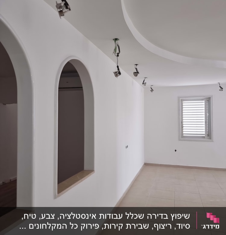 חדר עם תקרה מעוצבת וגופי תאורה מותקנים